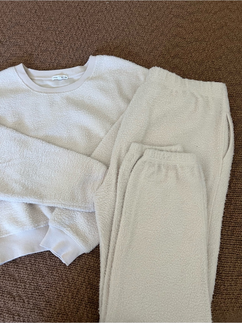 Good American Cream Sherpa Sweatshirt and Joggers Set